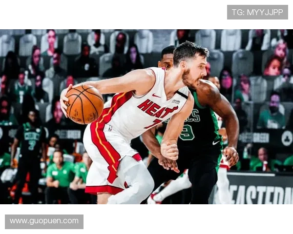 热火训练营第二天德拉季奇全力指导雅库与队员们共同提升训练强度 热火训练营第二天德拉季奇全力指导雅库与队员们共同提升训练强度